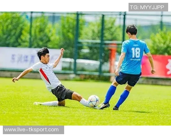 基尔梅斯与全男孩竞技的激烈对决展现足球魅力与战术智慧